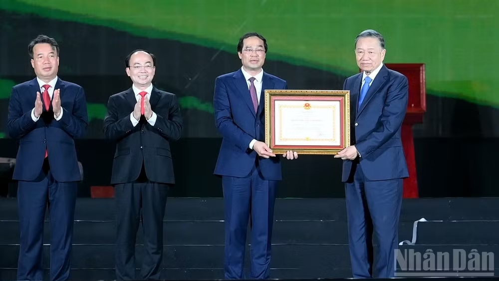 Tổng Bí thư, Chủ tịch nước Tô Lâm trao Huân chương Lao động hạng Nhất tặng Đảng bộ, chính quyền và Nhân dân các dân tộc tỉnh Thái Nguyên. (Ảnh: ĐĂNG KHOA)