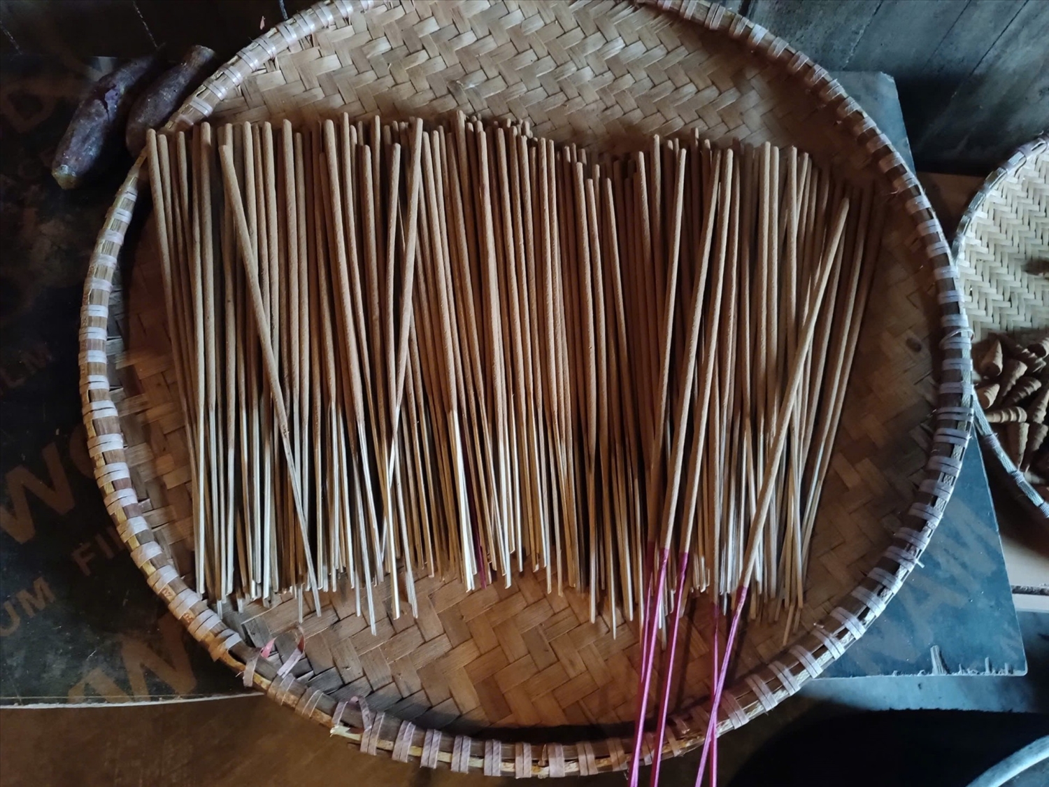 The finished incense sticks 
