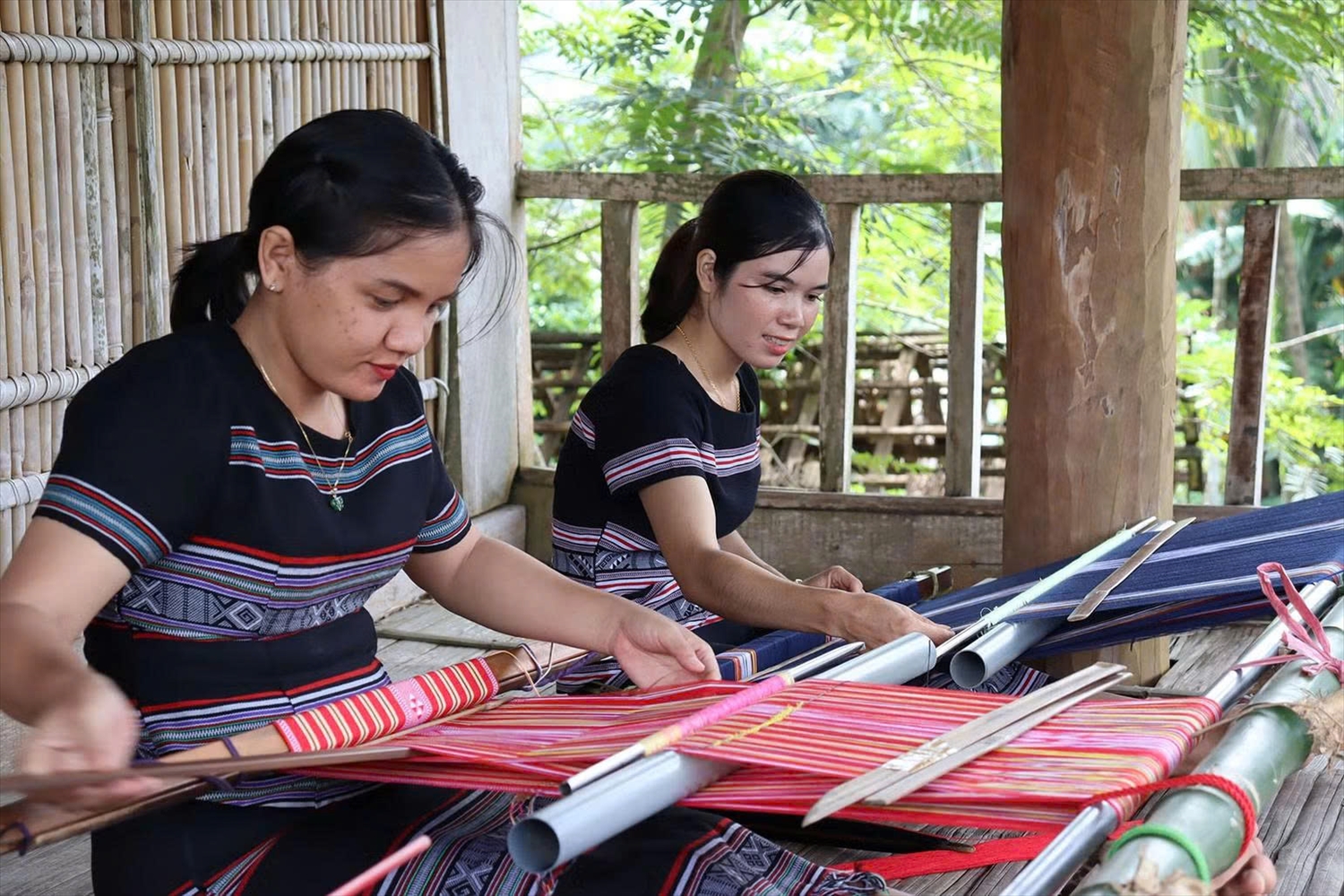 Qua bàn tay khéo léo, đồng bào dân tộc Hrê ở làng Teng, xã Ba Động dệt nên những sản phẩm thổ cẩm độc đáo.