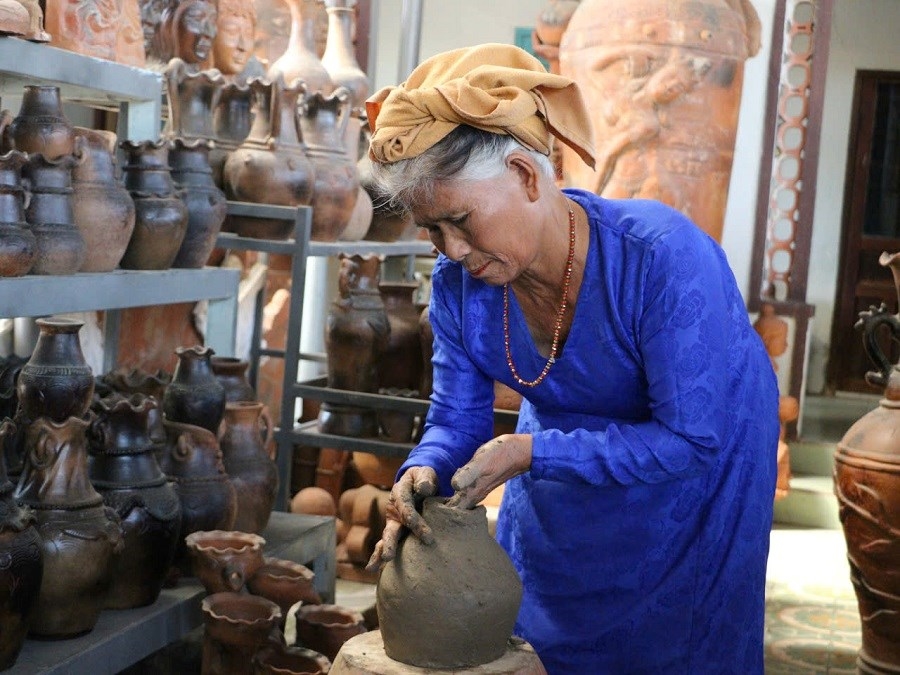 Nghệ nhân thực hành kỹ thuật làm gốm truyền thống của người Chăm