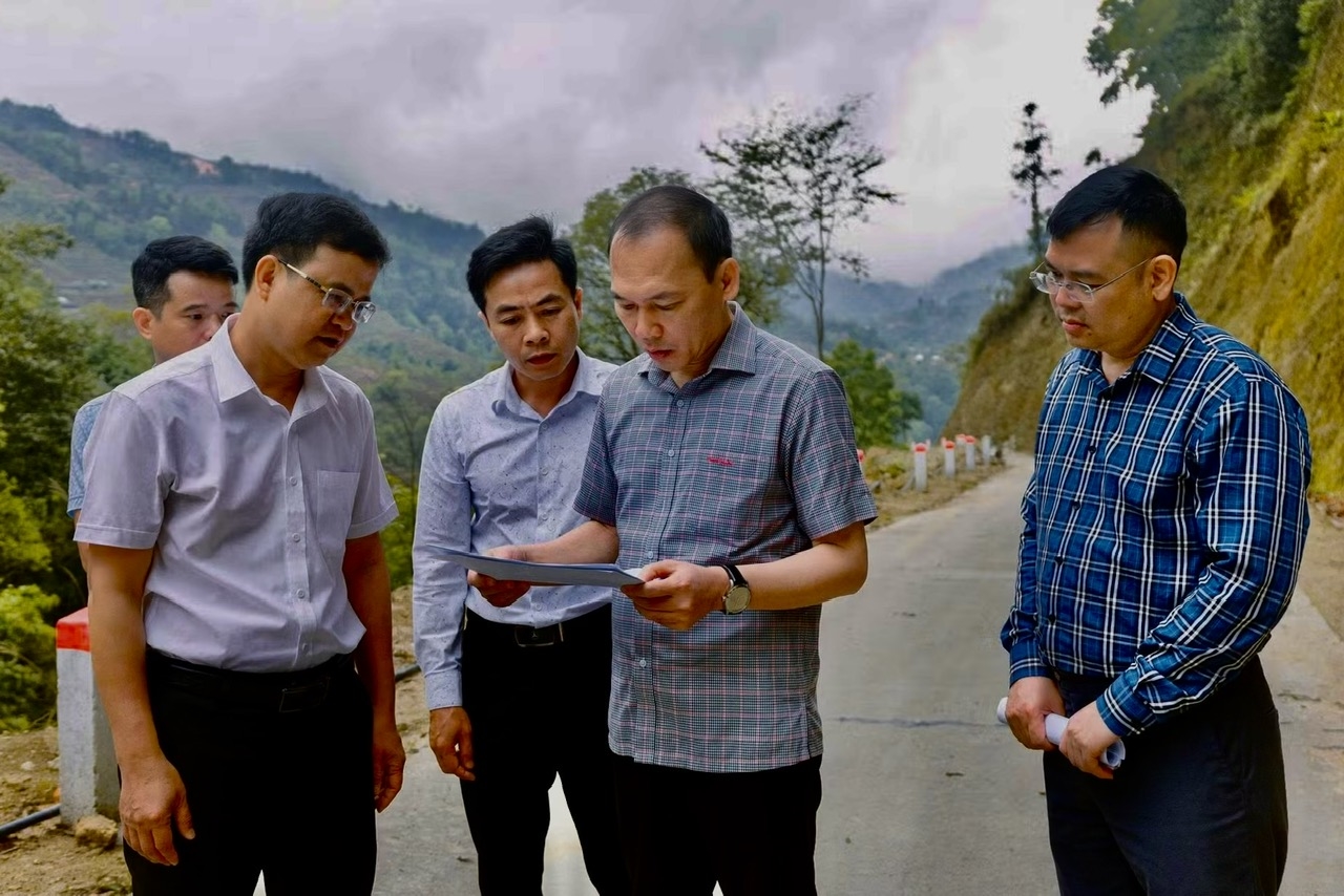 Ông Nguyễn Văn Dưng, Giám đốc Sở Dân tộc và Tôn giáo tỉnh Tuyên Quang kiểm tra việc thực hiện Chương trình mục tiêu quốc gia phát triển kinh tế - xã hội vùng đồng bào dân tộc thiểu số và miền núi tại xã Tân Tiến