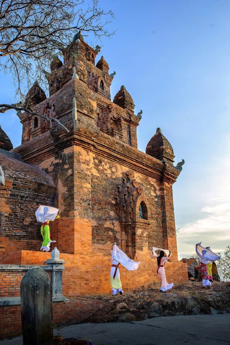 Từ tháp Pô Klong Garai, Pô Rômê đến làng gốm Bàu Trúc, những giá trị văn hóa Chăm được nối dài qua không gian di sản vật thể, nghi lễ và nghề truyền thống