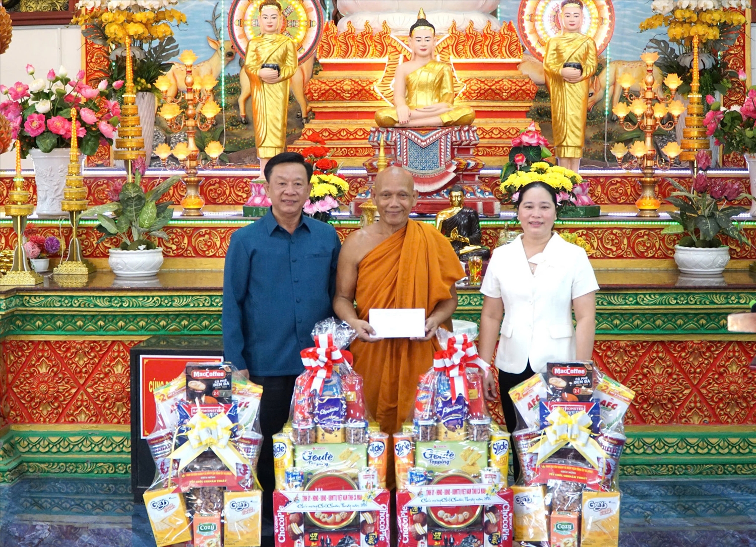 Ông Hồ Trung Việt, Trưởng ban Tuyên giáo Tỉnh ủy Cà Mau, thăm và tặng quà Hòa thượng Thạch Hà, Người có uy tín trong đồng bào DTTS, nhân dịp Tết Chôl Chnăm Thmây năm 2026