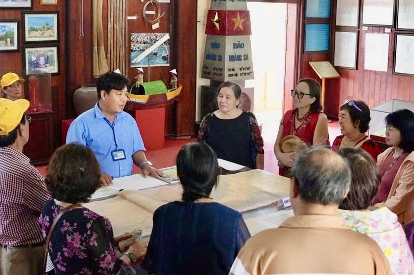 Du khách tham quan Nhà trưng bày Hải đội Hoàng Sa kiêm quản Bắc Hải tại đặc khu Lý Sơn, tỉnh Quảng Ngãi