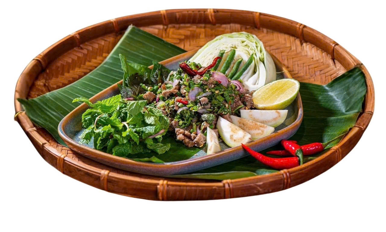 Lạp món ăn mang theo lời chúc phúc của người Lào