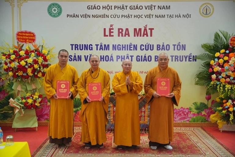 Lãnh đạo Trung tâm Nghiên cứu và Bảo tồn Di sản Văn hóa Phật giáo Bắc truyền nhận Quyết định nhân sự