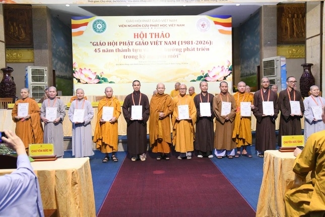 Các tập thể, cá nhân góp phần thành công cho Hội thảo nhận khen thưởng