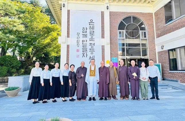 Đoàn Giáo hội Phật giáo Việt Nam chụp hình lưu niệm tại trụ sở ở thành phố Iksan, tỉnh Jeolla Bắc, Hàn Quốc