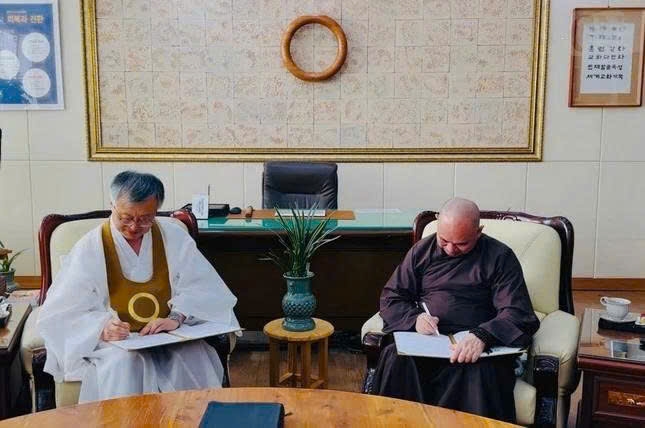 Thượng tọa Thích Đức Thiện và ngài Na Sang Ho ký kết, trao biên bản ghi nhớ hợp tác 