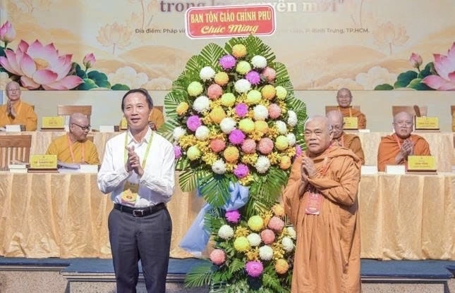 Trưởng Ban Tôn giáo Chính phủ Vũ Hoài Bắc tặng lãng hoa chúc mừng Hội thảo