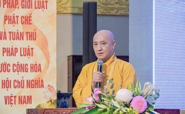 Hòa thượng Thích Huệ Thông trình bày tham luận tại Hội thảo