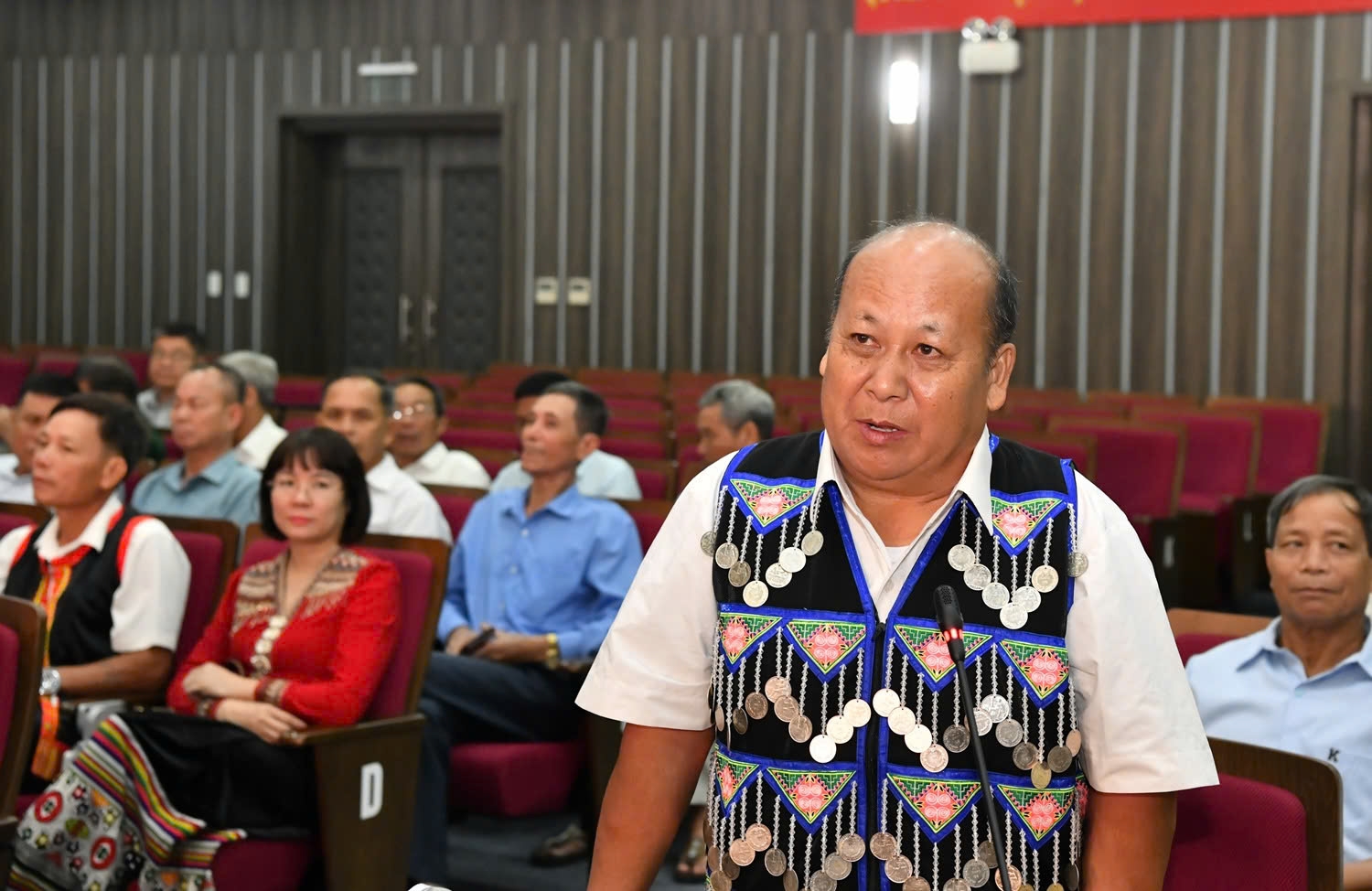 Đại diện Người có uy tín tiêu biểu tỉnh Nghệ An phát biểu, nêu những kiến nghị xuất phát từ thực tiễn cơ sở