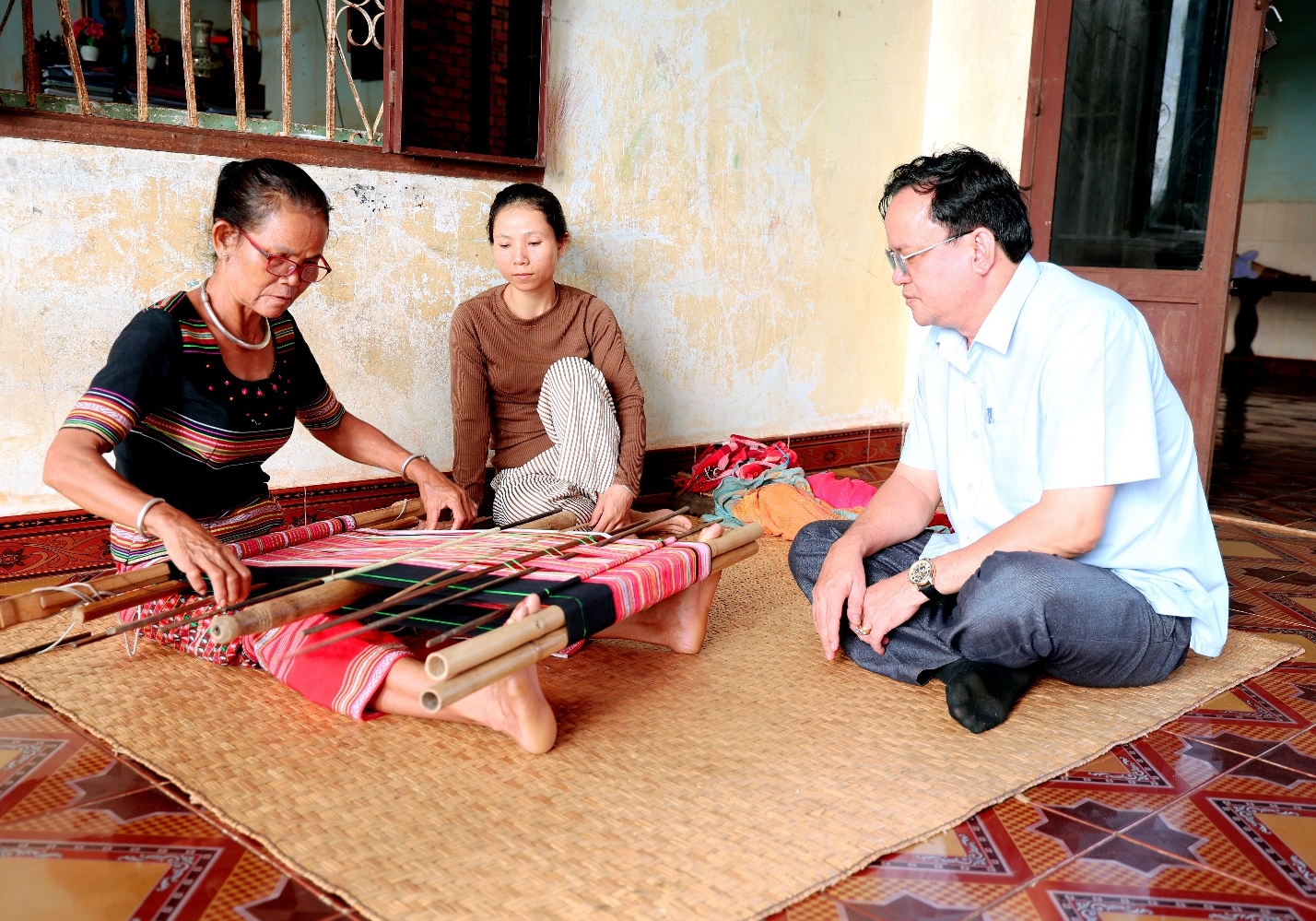 Nghệ nhân Thị Mương, đồng bào S’tiêng ở ấp Bù Dinh, xã Tân Hưng dệt thổ cẩm