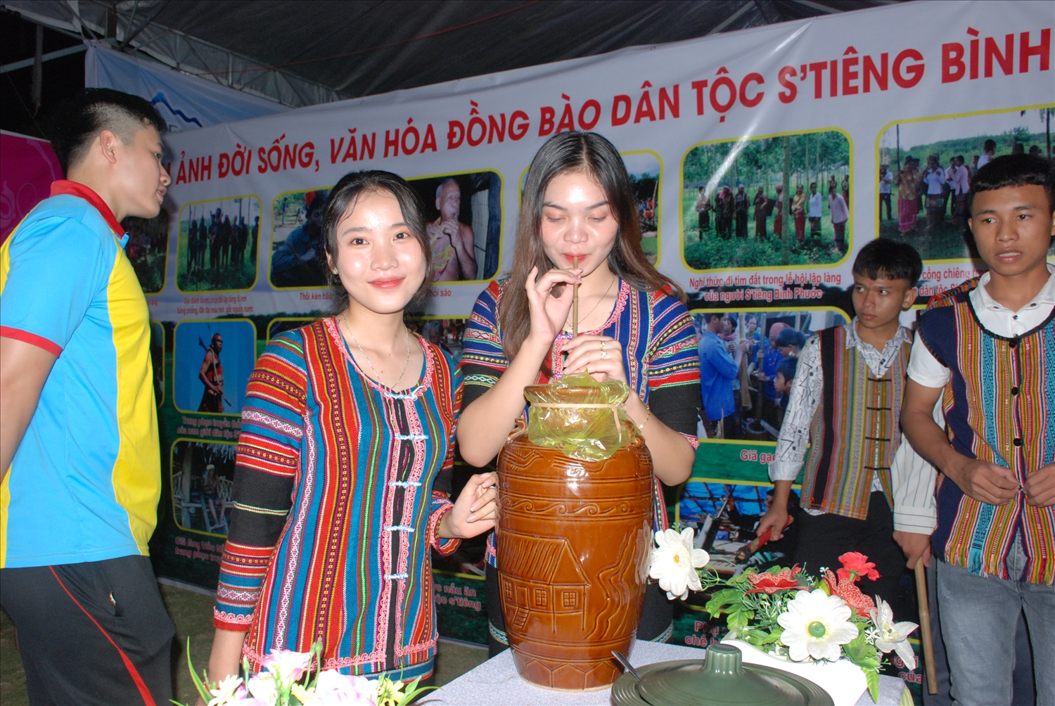  Các bạn trẻ dân tộc S’tiêng thưởng thức rượu cần