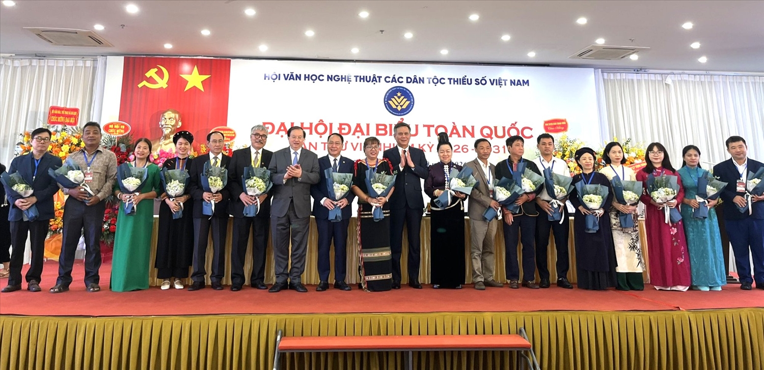 Ban Chấp hành khóa VII (nhiệm kỳ 2026-2031) ra mắt Đại hội