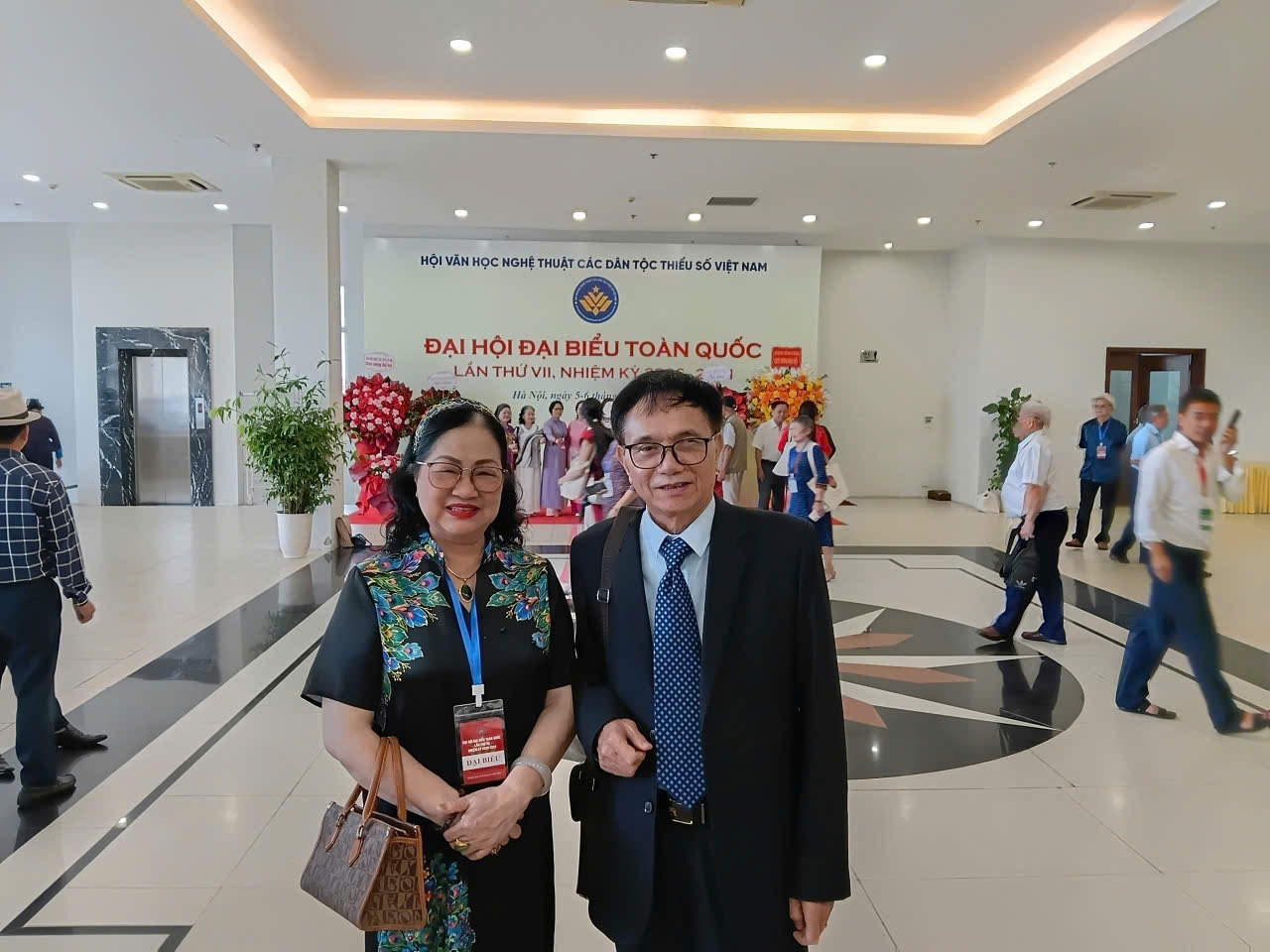 Tiến sĩ Lò Giàng Páo, nguyên Uỷ viên Thường vụ Hội Văn học nghệ các DTTS VN khoá VI chụp ảnh lưu niệm với đại biểu tham dự Đại hội