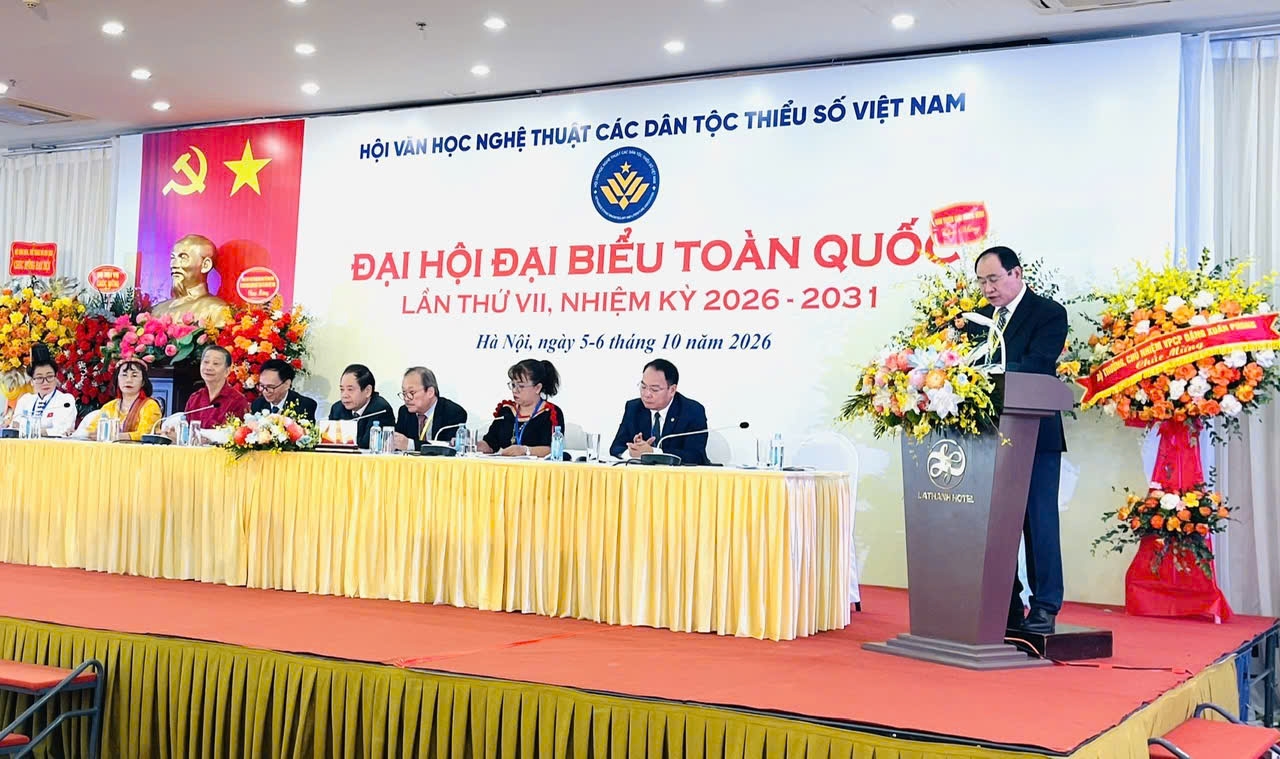 Tiến sĩ, Nhà nghiên cứu văn hoá dân gian Phú Văn Hẳn thay mặt Đoàn Chủ tịch trình bày báo cáo tại Đại hội