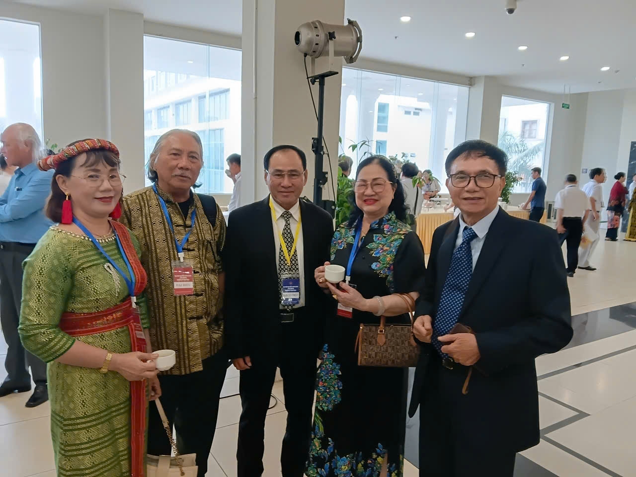 Tiến sĩ Lò Giàng Páo, nguyên Uỷ viên Thường vụ Hội Văn học nghệ các DTTS VN khoá VI và đại biểu tham dự Đại hội chúc mừng Tiến sĩ, Nhà nghiên cứu văn hoá dân gian Phú Văn Hẳn - tân Phó Chủ tịch Hội Văn học nghệ các DTTS VN khoá VII (nhiệm kỳ 2026-2031)