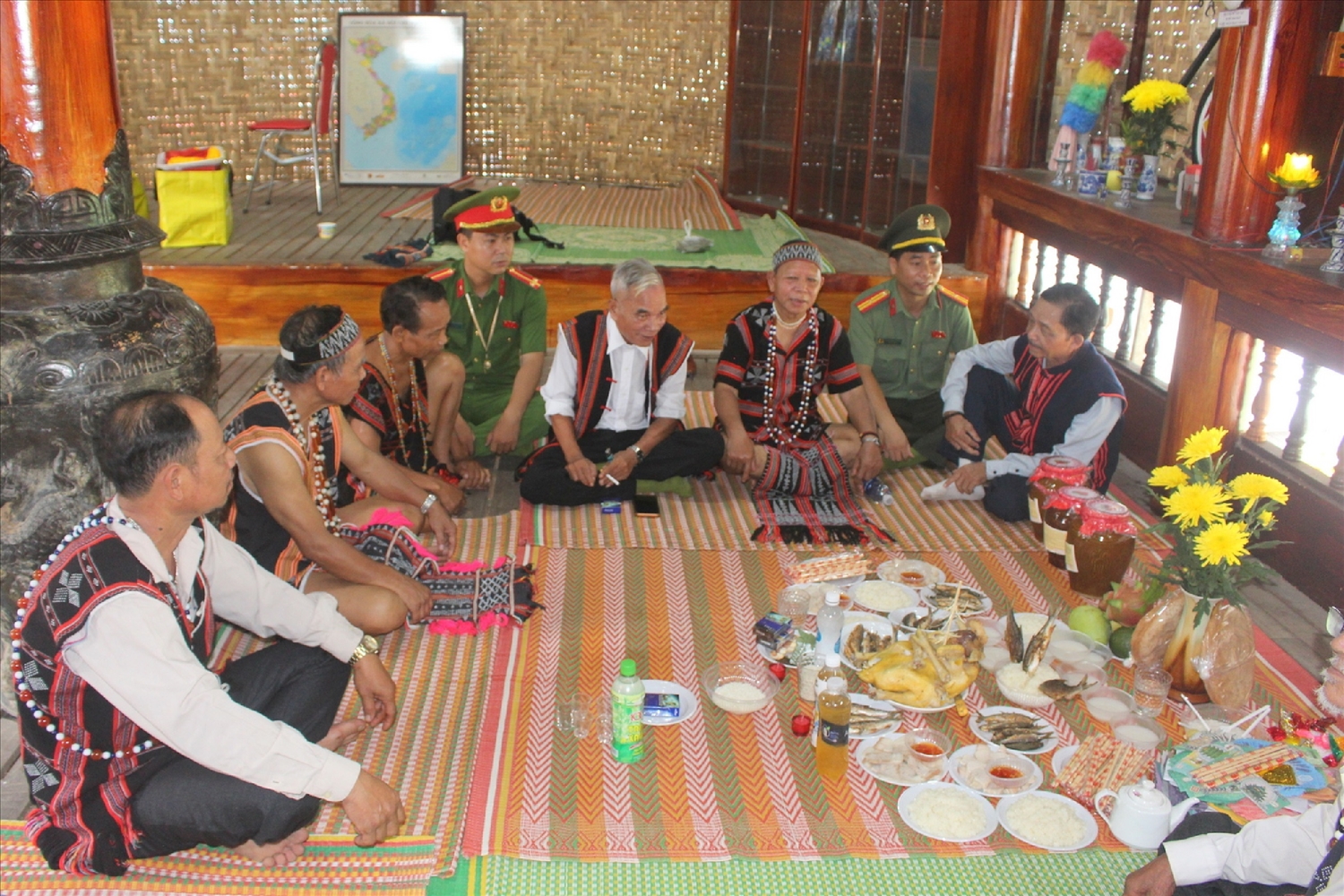 Già làng B’ríu Thiện (thứ ba từ phải sang) tích cực giữ vững an ninh, giúp đồng bào phát triển kinh tế, vun đắp cho tương lai với những quỹ khuyến học, động viên con cháu học hành