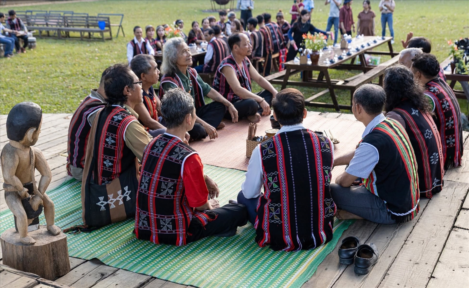 Những già làng Cơ Tu hiền minh của rừng lựa chọn bảo tồn và phát huy trọn vẹn với bản sắc của dân tộc mình mỗi ngày