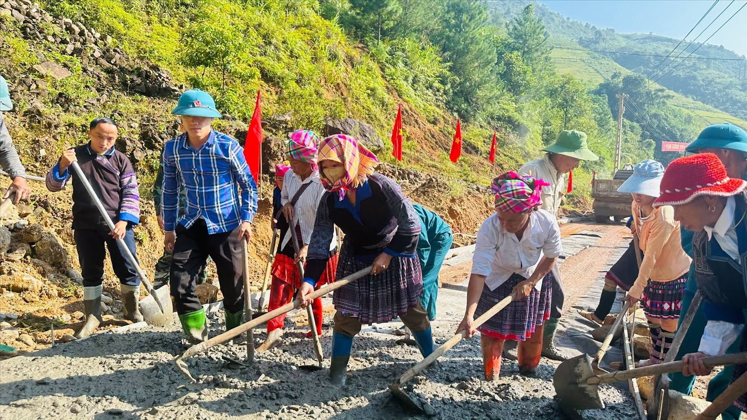  Đời sống được nâng lên, đồng bào dân tộc Mông ở xã Trạm Tấu, tỉnh Lào Cai chủ động tham gia đòng góp xây dựng nông thôn mới. Ảnh: UBND xã Trạm Tấu.