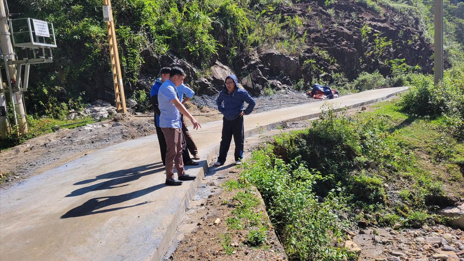  Đích đến của hoạt động tuyên truyền, vận động là chuyển hóa việc “biết chính sách” sang người dân “hiểu chính sách” để chủ động tham gia, tạo ra những chuyển biến cụ thể trong đời sống. (Trong ảnh: Chủ tịch UBND xã Trạm Tấu, tỉnh Lào Cai Nguyễn Văn Hòe kiểm tra tiến độ làm đường và địa điểm thôn Làng Linh ngày 21/9/2026- Ảnh: UBND xã Trạm Tấu)