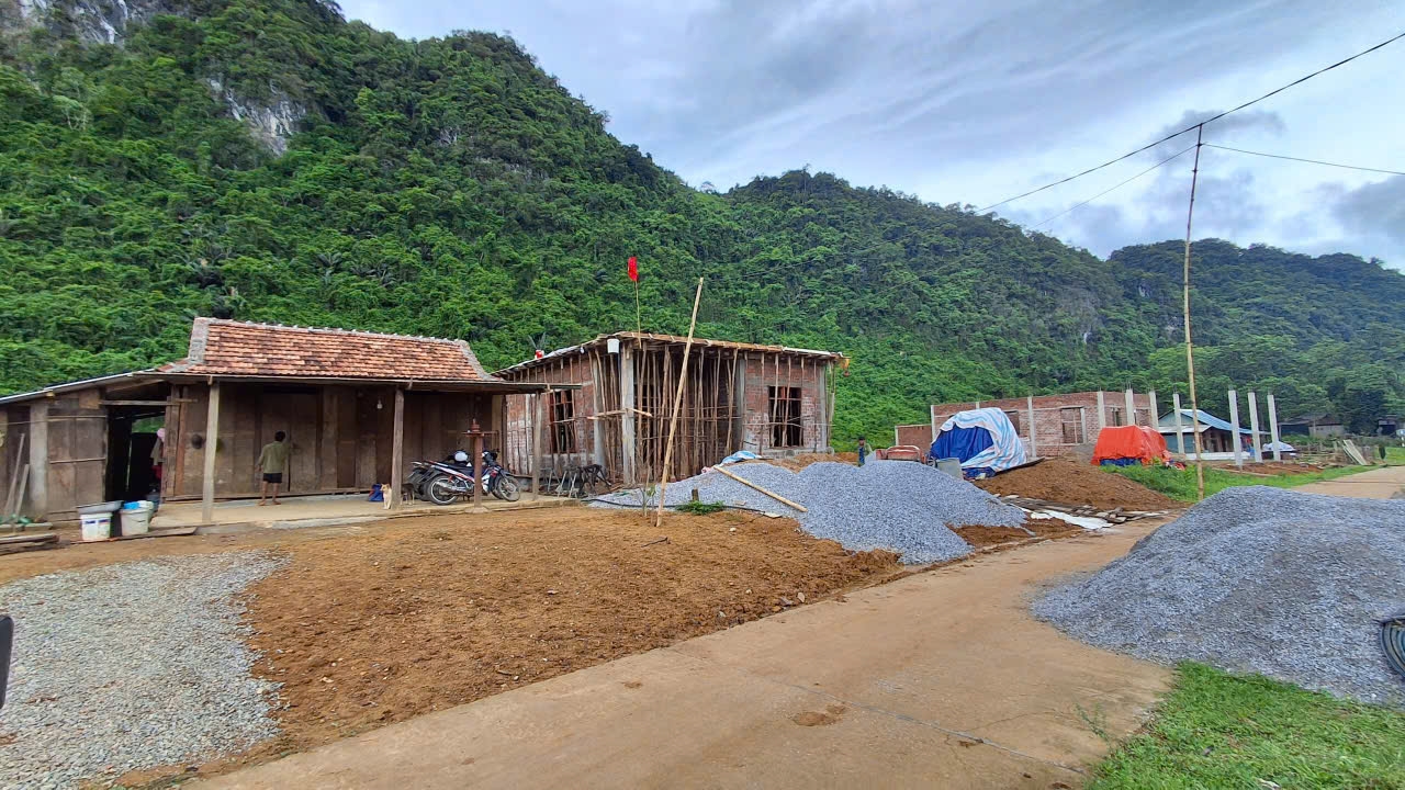 Khu ổn định khu dân cư ở xã Trường Sơn đã được hoàn thiện hạ tầng, những cư dân đầu tiên bắt đầu xây dựng nhà ở 