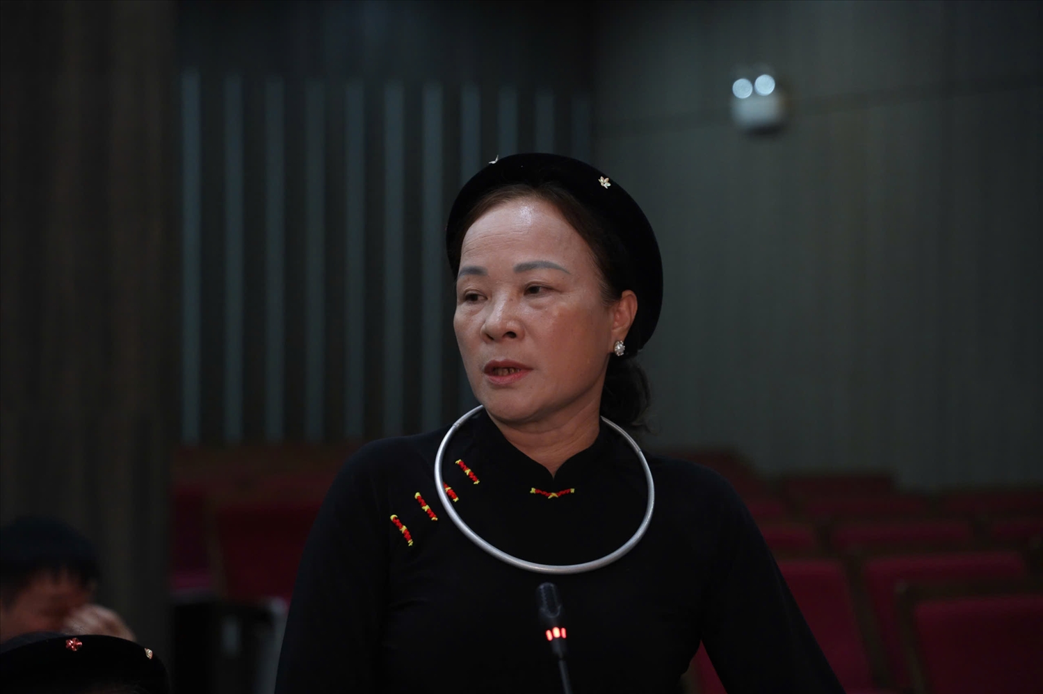 Bà Mai Thùy Duyệt, dân tộc Tày, Người có uy tín thôn 5, xã Nà Hang chia sẻ kinh nghiệm vận động, thuyết phục bà con xóa bỏ hủ tục, thực hiện nếp sống văn hóa mới trong đám cưới, đám tang.