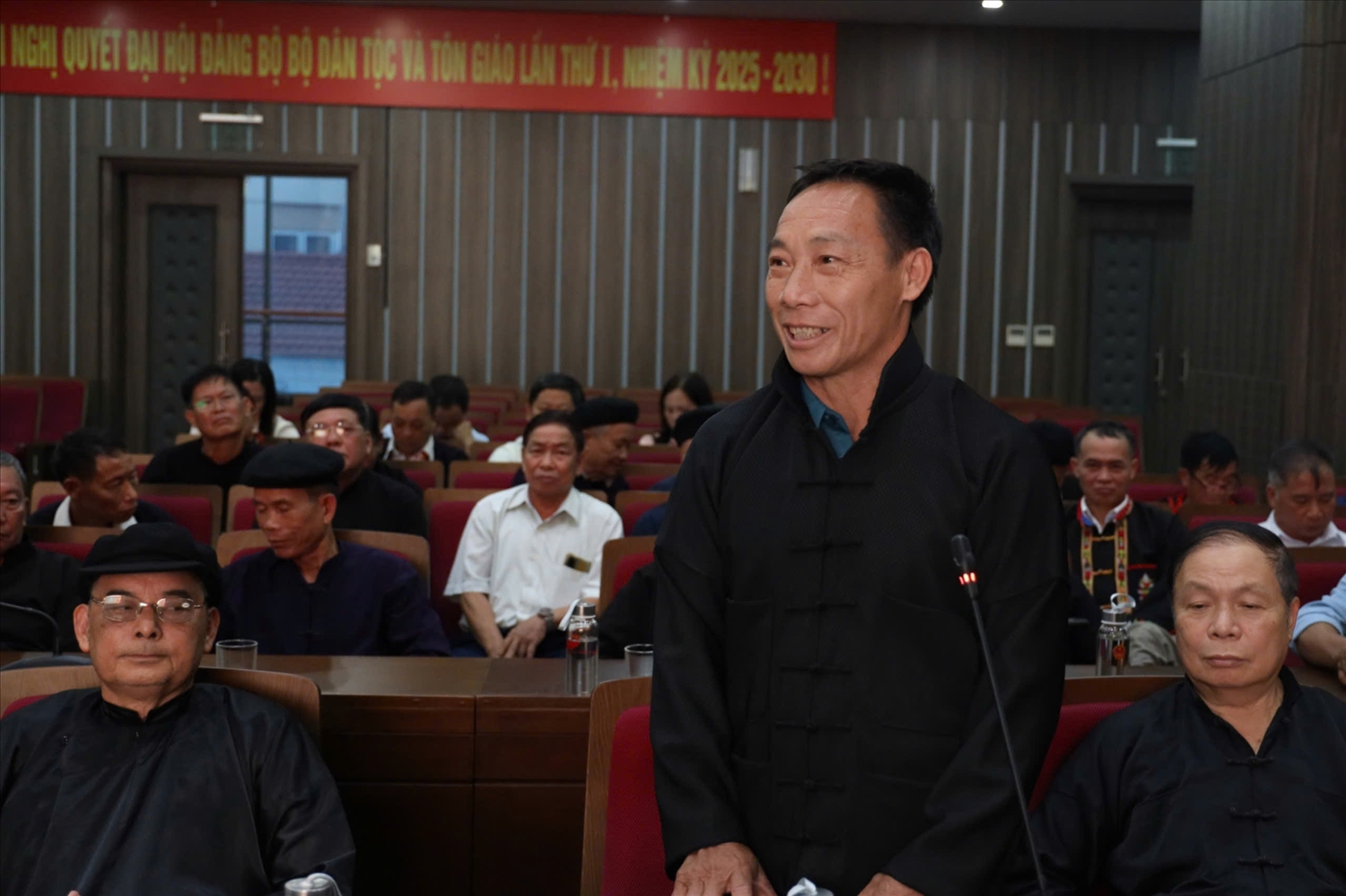 Ông Giàng A Chềnh, dân tộc Mông, Người có uy tín thôn Tân Hoa, xã Bình An chia sẻ về kinh nghiệm vận động, thuyết phục các cháu nhỏ ý thức về việc không nên kết hôn sớm.