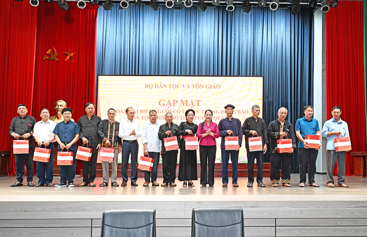 Nhân dịp Đoàn đại biểu Người có uy tín tỉnh Tuyên Quang đến thăm Bộ Dân tộc và Tôn giáo, Thứ trưởng Nông Thị Hà đã tặng quà và chụp ảnh lưu niệm với các đại biểu.