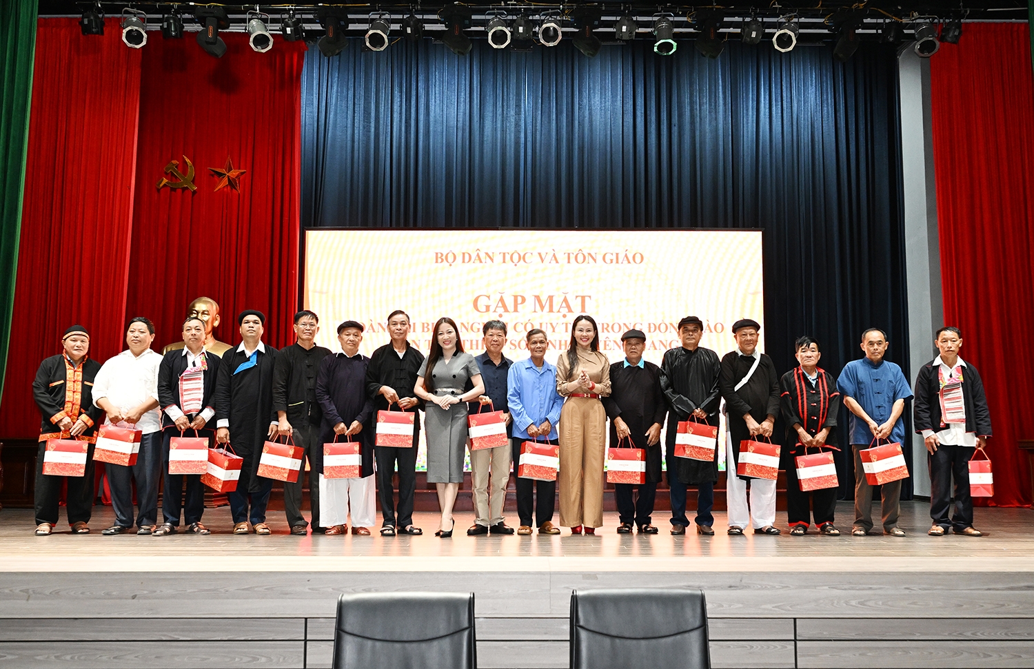 Lãnh đạo các Vụ, đơn vị thuộc Bộ Dân tộc và Tôn giáo trao tặng quà lưu niệm của Bộ cho các đại biểu Người có uy tín trong đồng bào dân tộc thiểu số tỉnh Tuyên Quang