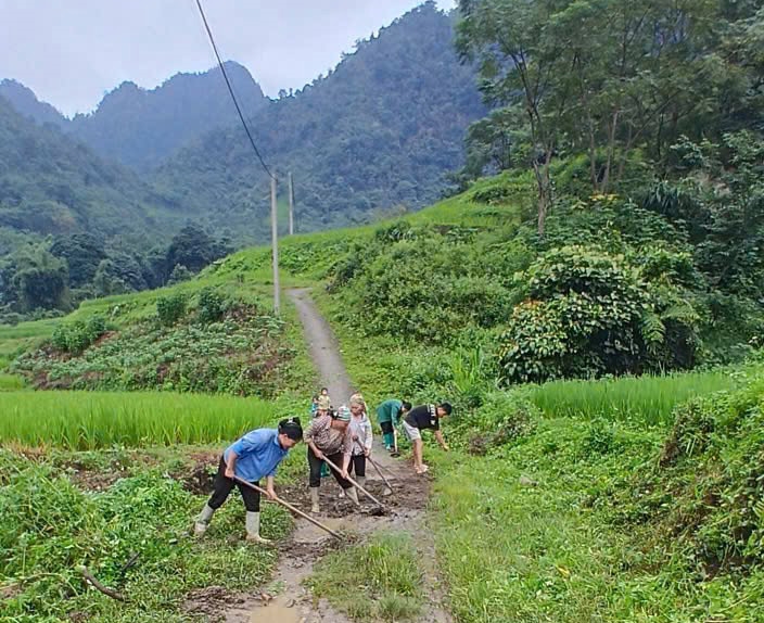 Nhân dân xóm Yên Bình, xã Yên Thổ tự nguyện sửa chữa đường xá, góp phần xây dựng nông thôn ngày càng khang trang, sạch đẹp
