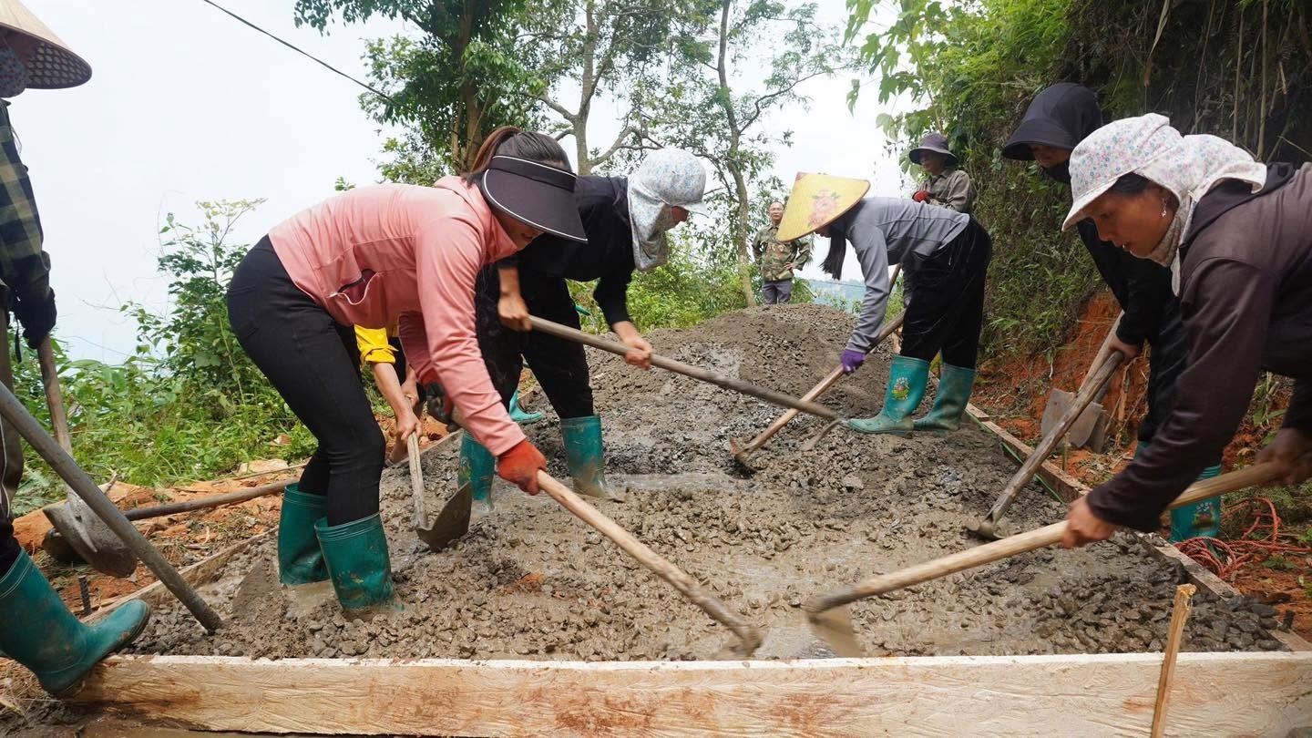 Người dân tham gia làm đường bê tông nông thôn ở xóm Nà Vài, xã Thành Công