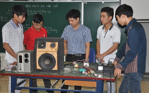 Học sinh dân tộc thiểu số Trường Cao đẳng Nghề Lạng Sơn thực hành nghề điện tử