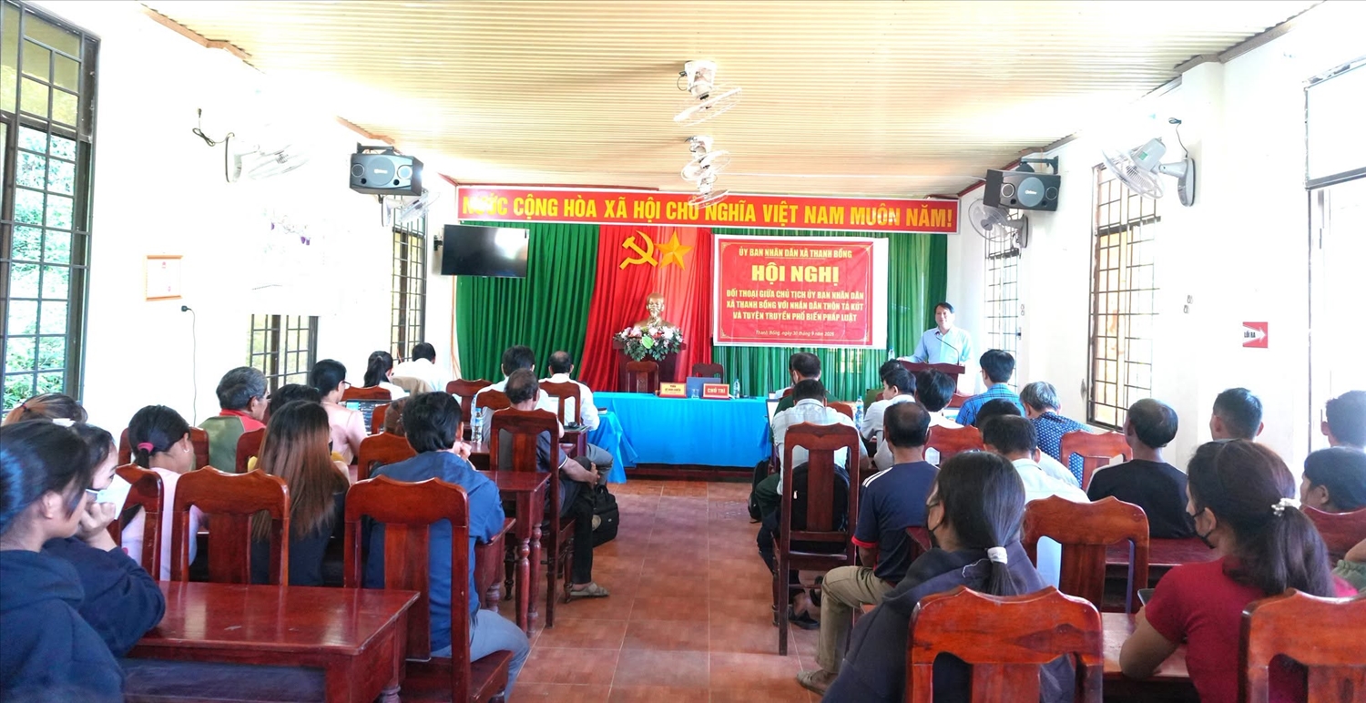 Lãnh đạo xã Thanh Bồng đối thoại với Nhân dân thôn Tà Kút để nắm bắt tâm tư, nguyện vọng của người dân, qua đó kịp thời chỉ đạo giải quyết những vấn đề phát sinh từ cơ sở.