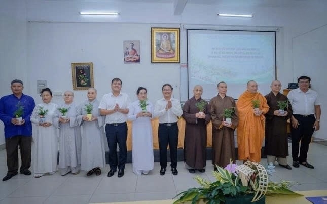 Ủy ban Mặt trận Tổ quốc Việt Nam Thành phố Hồ Chí Minh, Sở Nông nghiệp và Môi trường Thành phố Hồ Chí Minh tặng cây xanh đến đại diện chức sắc, chức việc các tôn giáo