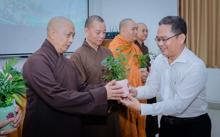 Ông Phạm Minh Tuấn tặng cây xanh đến Thượng tọa Thích Tâm Chơn, Ủy viên Ban Trị sự Giáo hội Phật giáo Việt Nam Thành phố Hồ Chí Minh, trụ trì chùa Phước Bửu