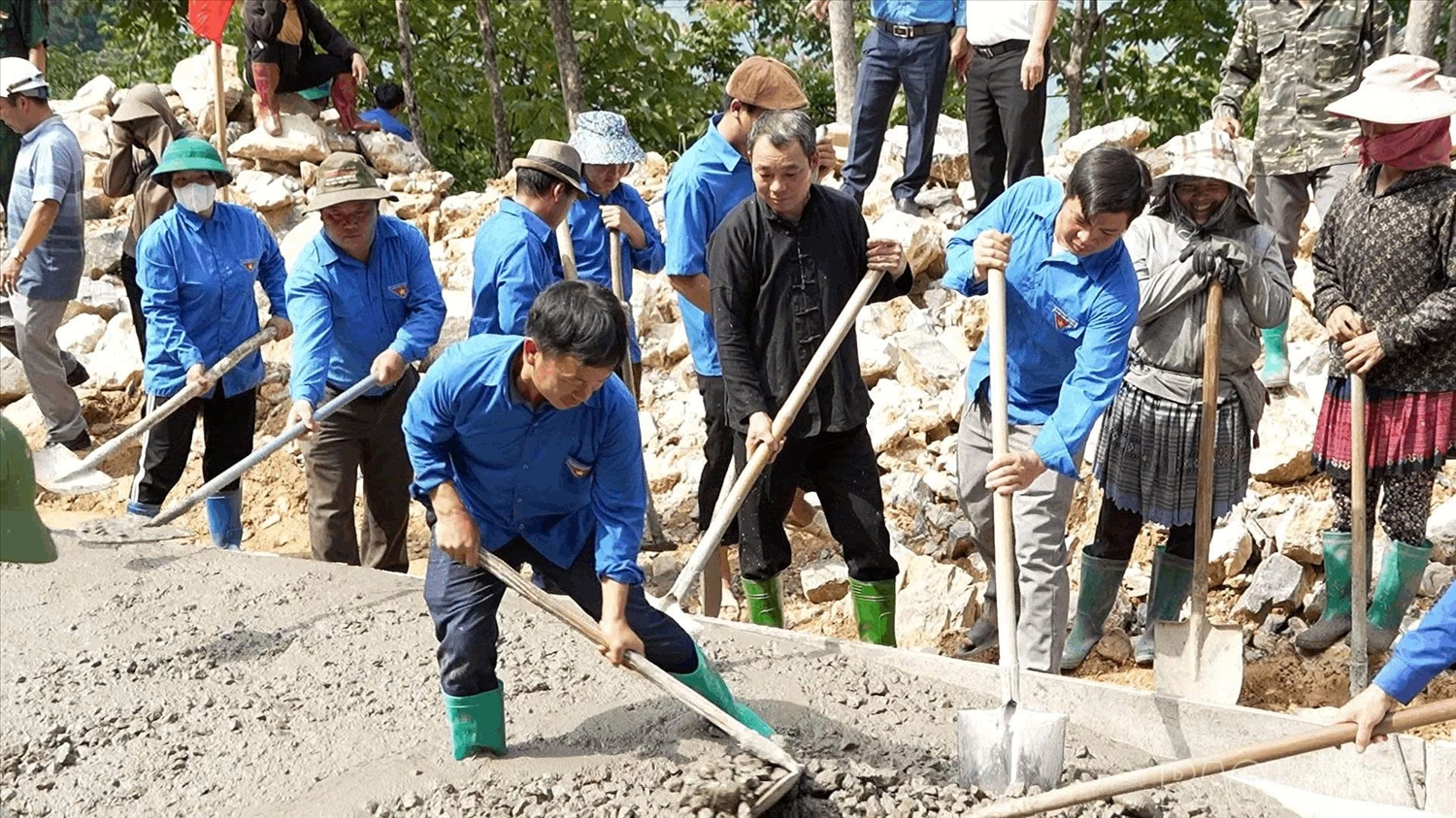 Người dân xã Sín Chéng tích cực tham gia làm đường giao thông nông thôn, góp phần hoàn thiện hạ tầng và thúc đẩy phát triển kinh tế - xã hội tại địa phương