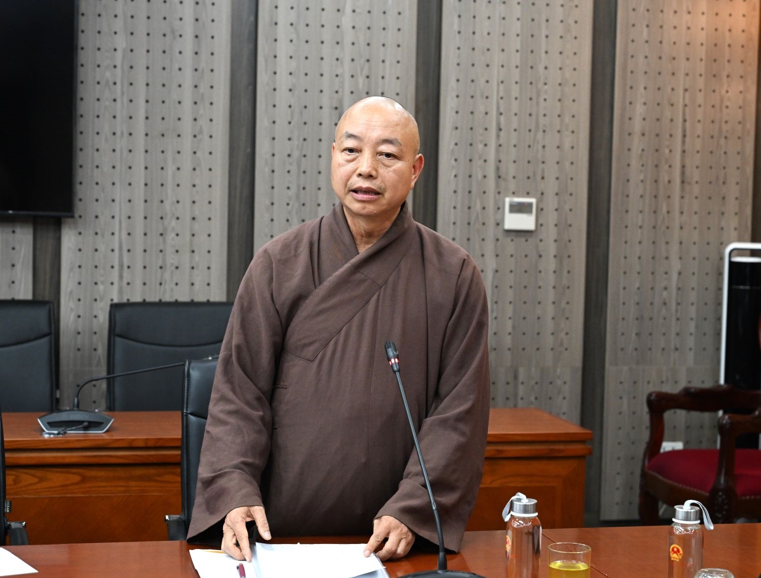 Hòa thượng Thích Thanh Huân phát biểu tại cuộc họp