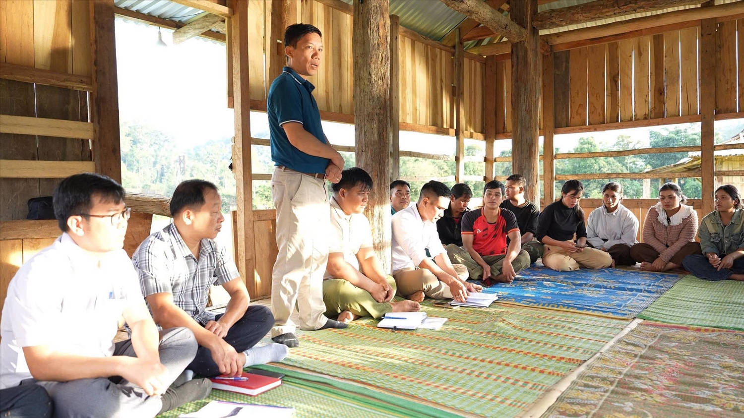 Thường trực Đảng ủy xã Măng Đen, tỉnh Quảng Ngãi làm việc với Chi bộ và nhân dân thôn Rô Xia để nắm tình hình cơ sở, tháo gỡ khó khăn và định hướng phát triển kinh tế - xã hội, nông nghiệp, du lịch, xây dựng thôn nông thôn mới.