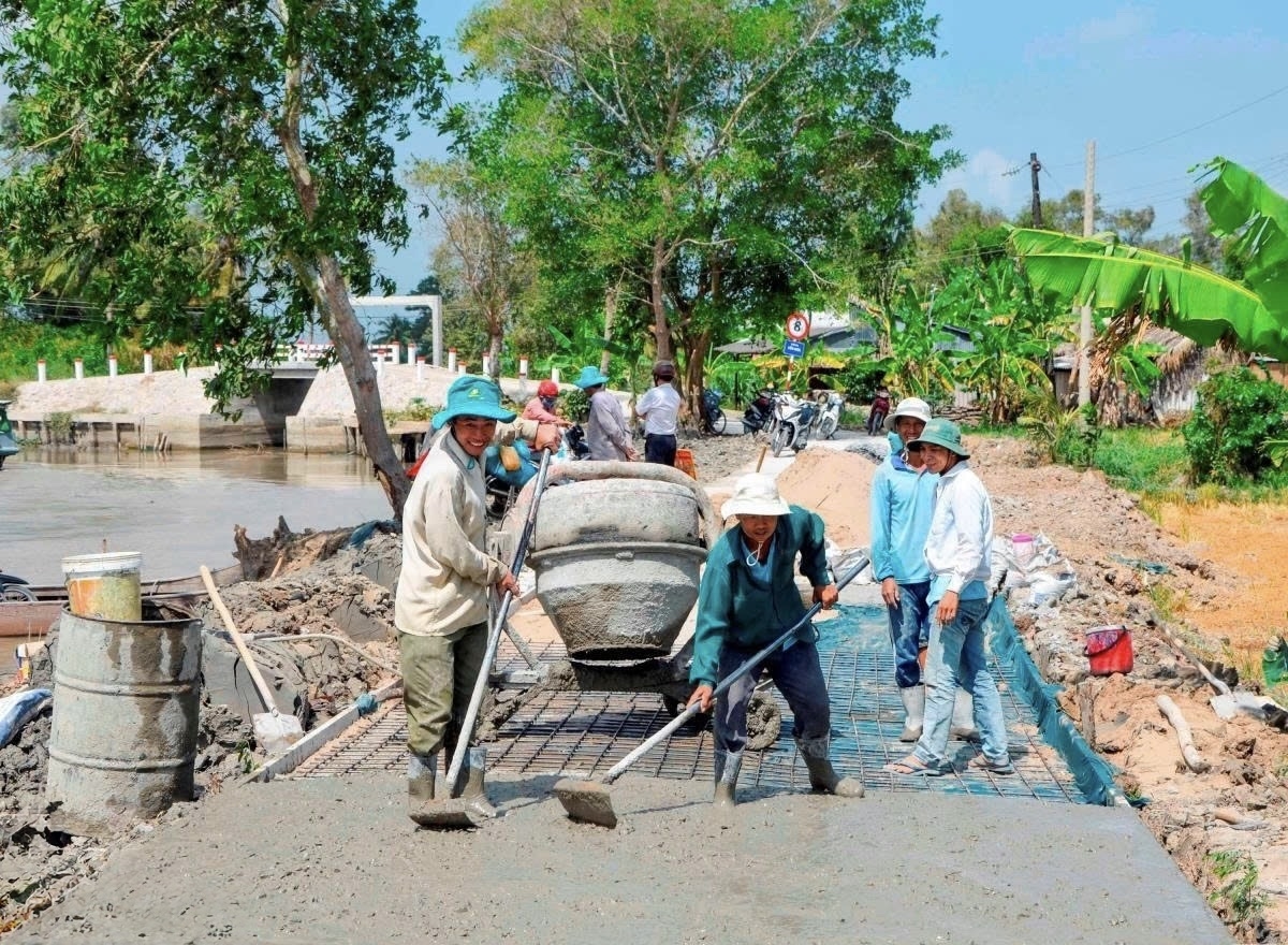 Đường giao thông nông thôn được đầu tư khang trang, tạo thuận lợi cho đi lại, giao thương và nâng cao đời sống đồng bào Khmer