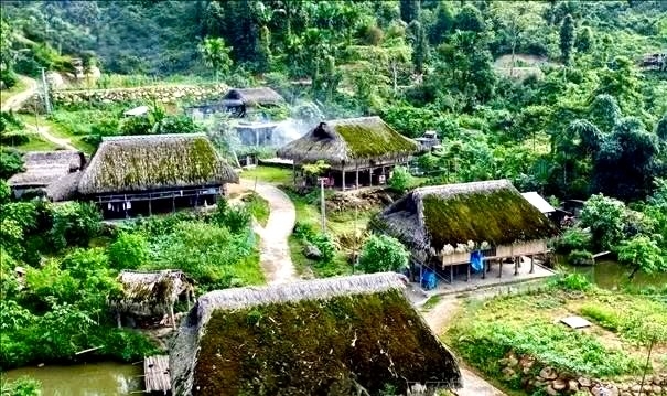 Những mái nhà lá cọ truyền thống, làm nên nét kiến trúc độc đáo của Xà Phìn