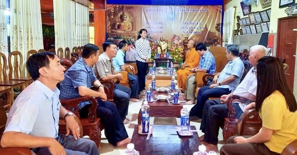 Đoàn công tác Sở Dân tộc và Tôn giáo tỉnh An Giang thăm, chúc mừng và tặng quà chùa Sà Lôn nhân dịp lễ Sen Đôn Ta năm 2026