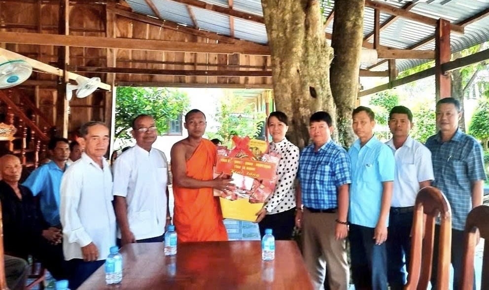 Đoàn công tác tỉnh An Giang thăm, chúc mừng và tặng quà chùa B52 (Snay Đon Cum), xã Ô Lâm nhân dịp lễ Sen Đôn Ta năm 2026