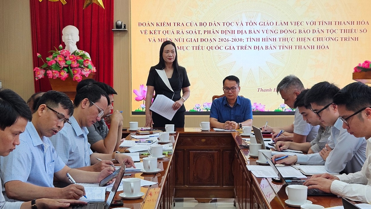 Bà Vũ Thị Hương, Giám đốc Sở Dân tộc và Tôn giáo tỉnh Thanh Hóa, phát biểu tại buổi làm việc với Đoàn công tác Bộ Dân tộc và Tôn giáo về tình hình triển khai các Chương trình Mục tiêu quốc gia trên địa bàn tỉnh
