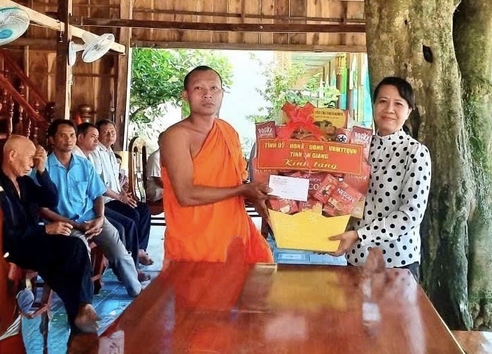 Đại diện các nhà chùa bày tỏ cảm ơn trước sự quan tâm của lãnh đạo tỉnh An Giang và chính quyền địa phương đối với các cơ sở Phật giáo và đồng bào Khmer nhân dịp lễ Sen Đôn Ta năm 2026