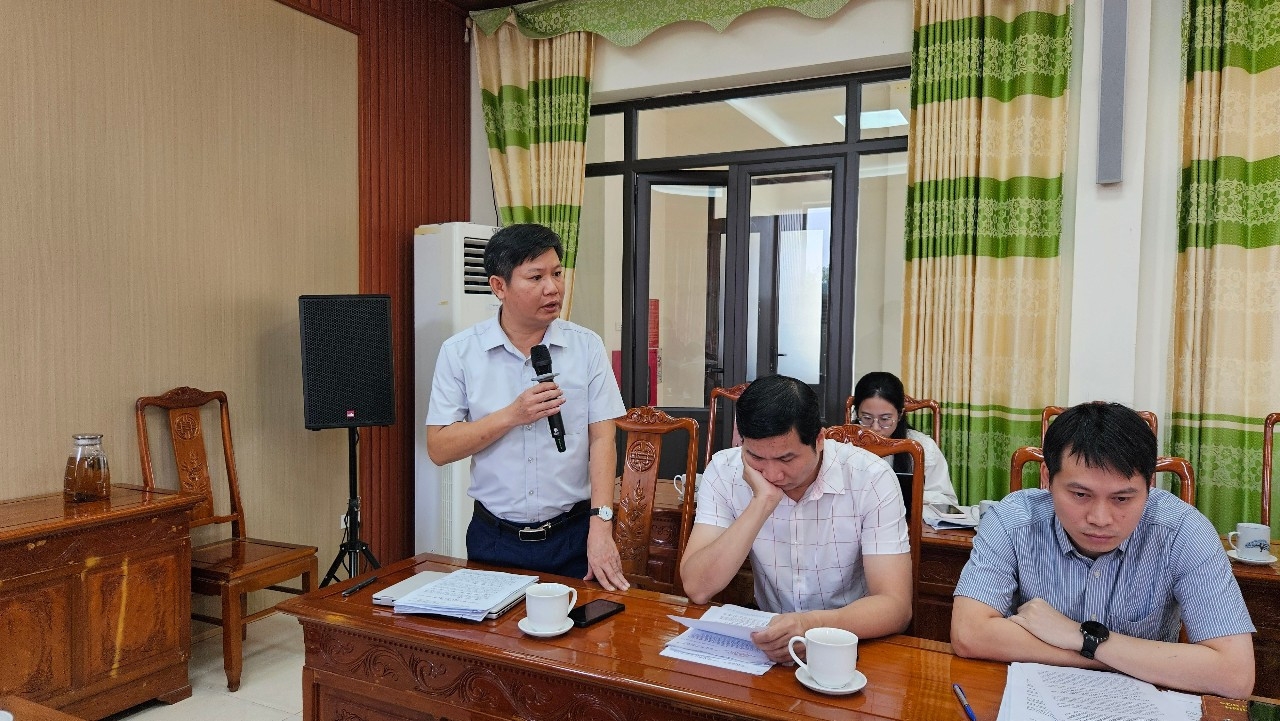 Đại diện Sở Công thương tỉnh Thanh Hóa trao đổi về những khó khăn trong bảo đảm cung cấp điện phục vụ đời sống và sản xuất của người dân vùng đồng bào DTTS và miền núi