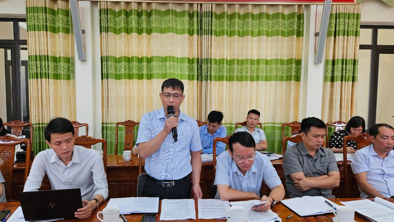 Đại diện Sở Nông nghiệp và Môi trường trao đổi về những khó khăn trong thực hiện chính sách nước sạch tại vùng đồng bào DTTS và miền núi