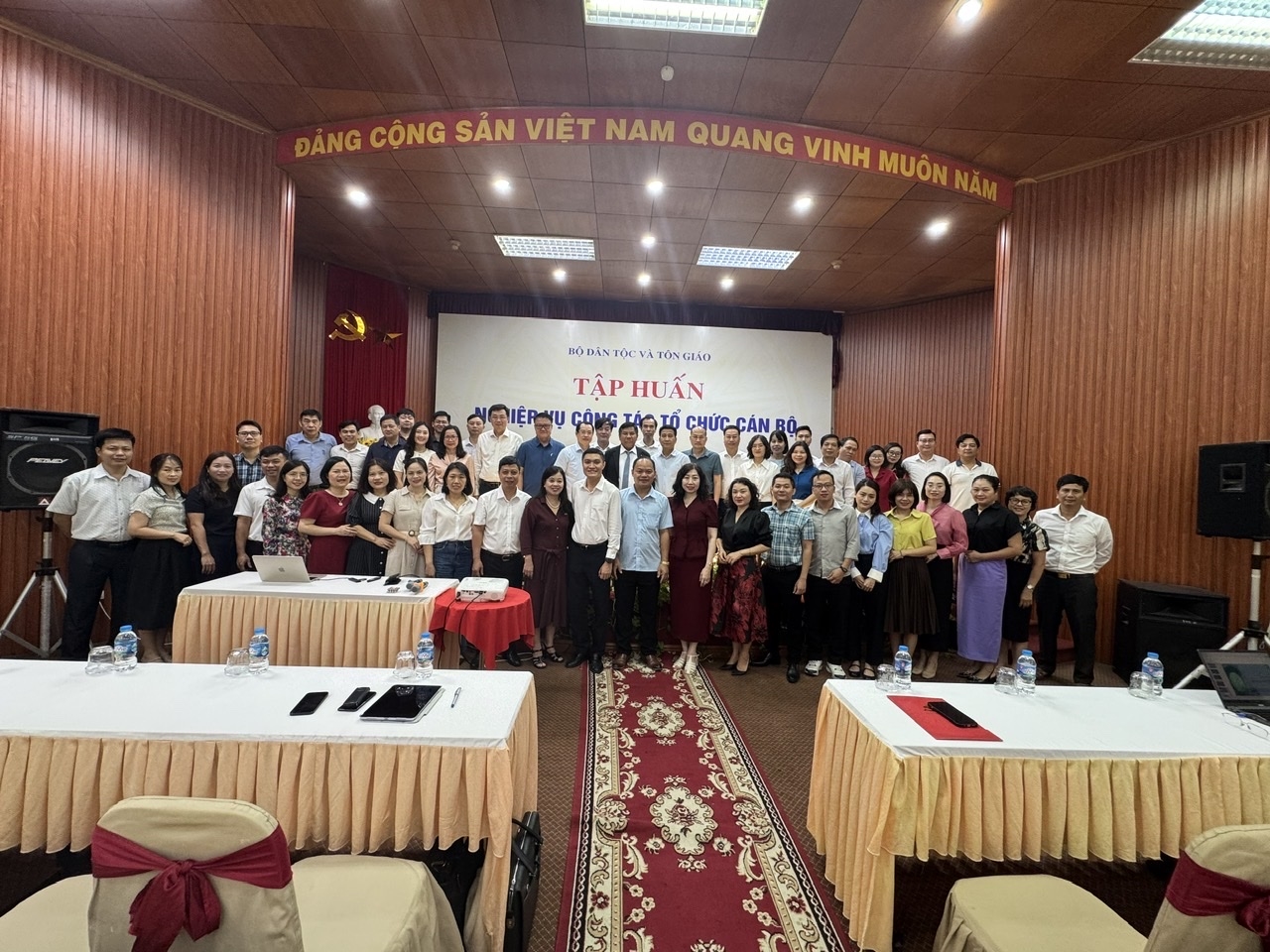 Thứ trưởng Y Thông chụp ảnh lưu niệm cùng các đại biểu, học viên tham dự Hội nghị tập huấn