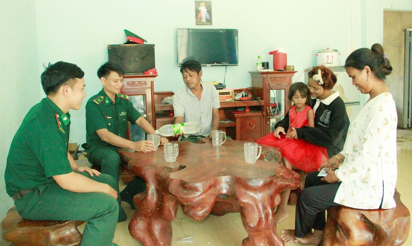 Cán bộ Ban Chỉ huy Bộ đội Biên phòng thành phố Đồng Nai thăm các hộ gia đình được trao tặng nhà tại Điểm dân cư liền kề chốt dân quân biên giới tại xã Thiện Hưng, thành phố Đồng Nai, giáp Vương quốc Campuchia